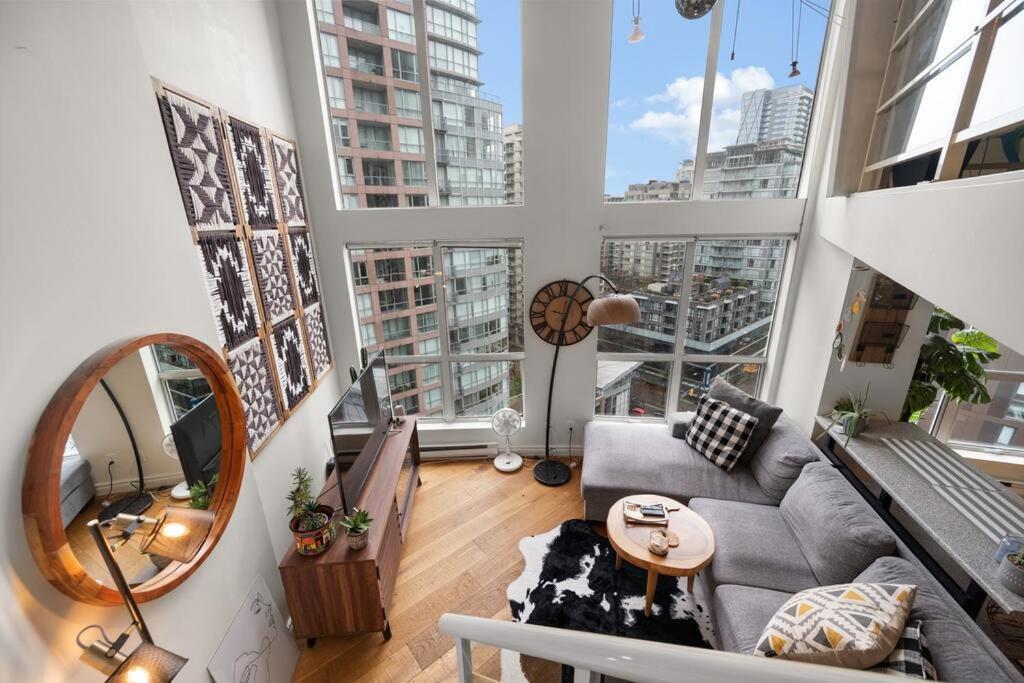 Beautiful Downtown Loft With Full Kitchen Apartment Vancouver Exterior photo